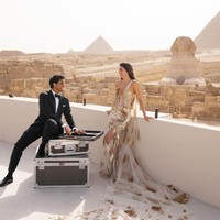 “Kami memutuskan, pernikahan kami adalah tentang momen bersama untuk merayakan awal yang baru, mengadakan pesta yang sangat spesial dengan teman-teman kami di suatu tempat di dunia yang berbeda,” ujar Ankur Jain, yang saat ini menjabat sebagai CEO Bilt Rewards. Foto: Instagram/@erikaannhammond @bottega53