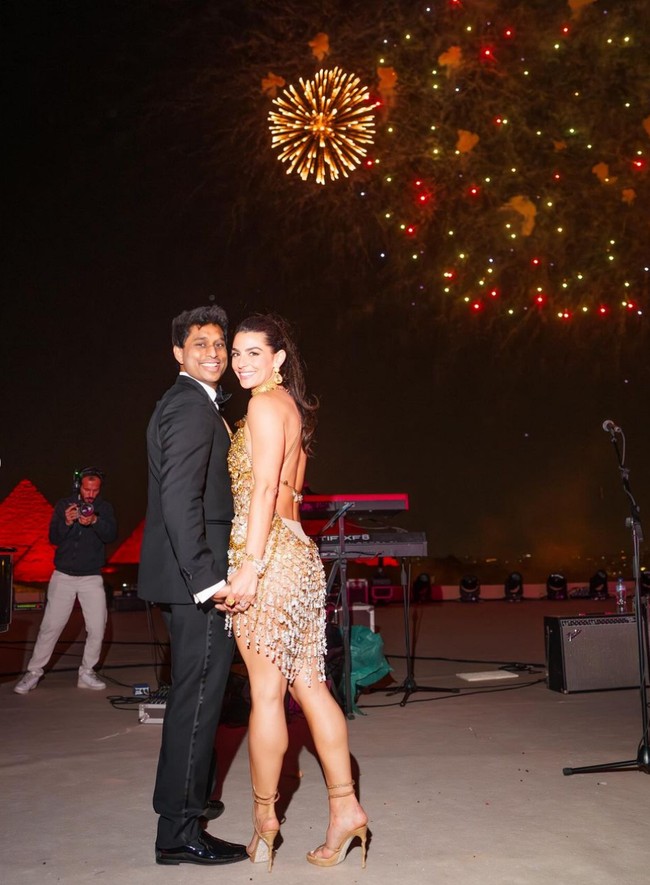 Mempelai pria, Ankur Jain, tampil elegan mengenakan setelan jas hitam, sepatu pantofel hitam, serta dasi kupu-kupu. Foto: Instagram/@erikaannhammond @bottega53