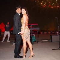 Mempelai pria, Ankur Jain, tampil elegan mengenakan setelan jas hitam, sepatu pantofel hitam, serta dasi kupu-kupu. Foto: Instagram/@erikaannhammond @bottega53