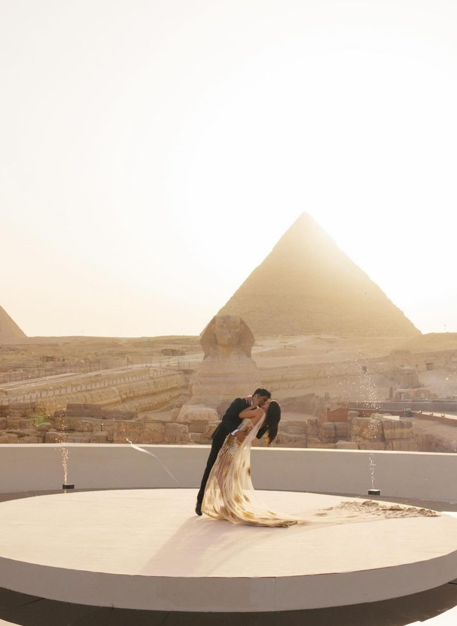 Ankur Jain dan Erika Hammond menikah pada Jumat (26/4/2024) dalam sebuah upacara sakral nan megah di depan Piramida Besar di Mesir. Foto: Instagram/@erikaannhammond @bottega53