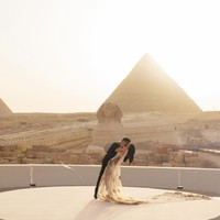 Ankur Jain dan Erika Hammond menikah pada Jumat (26/4/2024) dalam sebuah upacara sakral nan megah di depan Piramida Besar di Mesir. Foto: Instagram/@erikaannhammond @bottega53