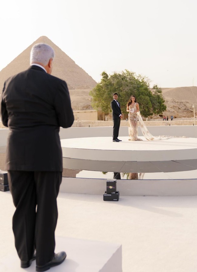 Sama-sama menetap di New York, AS, keduanya ingin melangsungkan pernikahan di tempat yang benar-benar berbeda dari kehidupan sehari-hari mereka. Mesir dipilih sebagai penanda dimulainya hidup baru sebagai suami-istri. Foto: Instagram/@erikaannhammond @bottega53