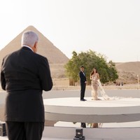 Sama-sama menetap di New York, AS, keduanya ingin melangsungkan pernikahan di tempat yang benar-benar berbeda dari kehidupan sehari-hari mereka. Mesir dipilih sebagai penanda dimulainya hidup baru sebagai suami-istri. Foto: Instagram/@erikaannhammond @bottega53