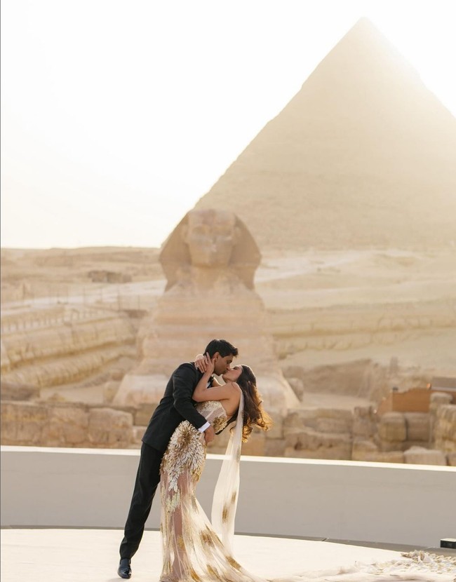 Mereka juga tidak menggunakan dekorasi bunga segar, hanya panggung, beberapa kursi dan tanaman kering sebagai hiasan. Para tamu pun dibiarkan berdiri saat menyaksikan upacara pernikahan. Foto: Instagram/@erikaannhammond @bottega53