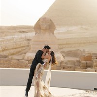 Mereka juga tidak menggunakan dekorasi bunga segar, hanya panggung, beberapa kursi dan tanaman kering sebagai hiasan. Para tamu pun dibiarkan berdiri saat menyaksikan upacara pernikahan. Foto: Instagram/@erikaannhammond @bottega53