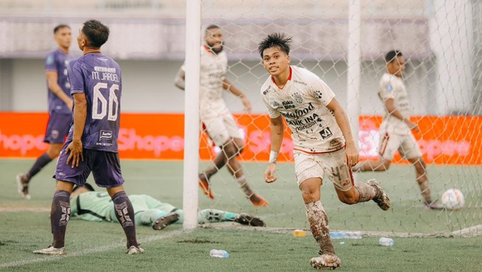 Rahmat Arjuna mencetak gol ke gawang Persita dalam pertandingan, Selasa (30/4/2024).