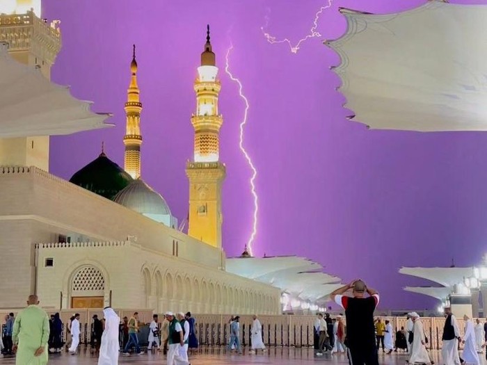 Petir di Masjid Nabawi, Senin (29/4/2024) malam.