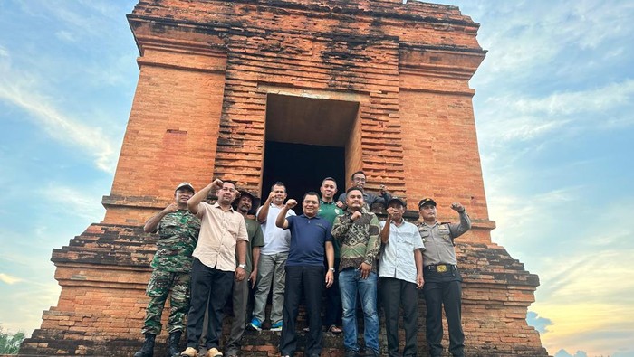 Pj Bupati Palas Edy Junaedi Harahap di candi yang ada di Palas