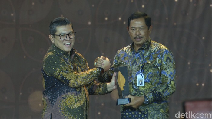Pj Gubernur Jateng Nana Sudjana menerima penghargaan dalam detikjateng-jogja Awards di Semarang, Selasa (30/4/2024).