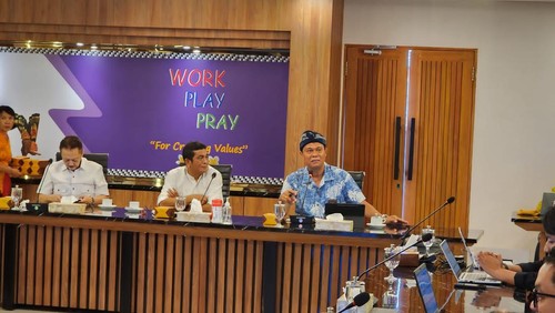 General Manager PT PLN (Persero) UID Bali I Wayan Udayana memberikan paparan terkait kesiapan PLN menyambut WWF, Selasa (30/4/2024).