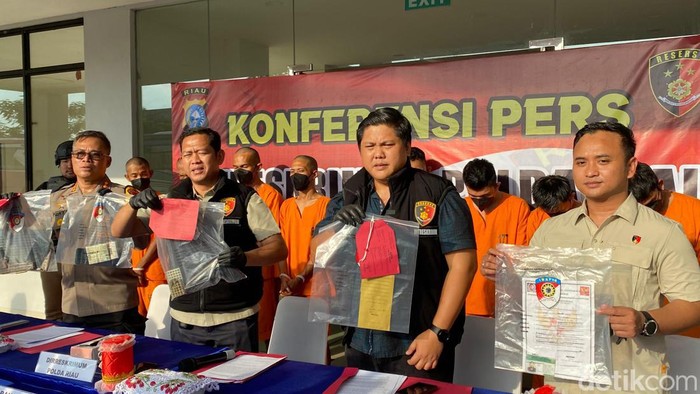 Polda Riau mengungkap kasus jual beli dan peredaan senjata api yang resahkan warga. (Raja Adil Siregar/detikSumut)