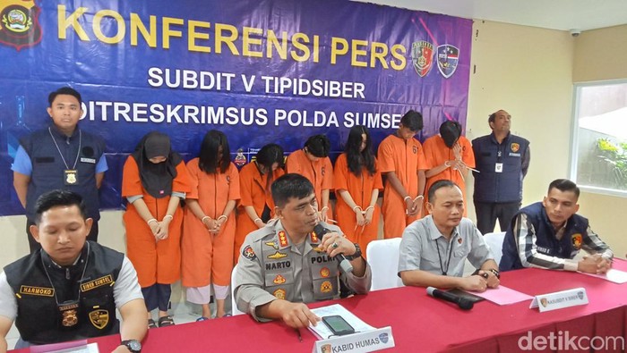 Polisi amankan 7 tersangka pelaku jual beli akun WhatsApp ilegal di Palembang.