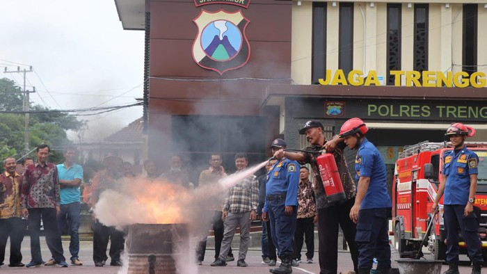 Polres Trenggalek menggelar pelatihan Satkamling untuk meningkatkan keamanan dan ketertiban masyarakat.