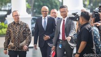 Nadella tiba di Kompleks Istana Kepresidenan sekitar pukul 8.25 WIB. Pertemuannya dijadwalkan sekitar pukul 8.30 WIB.