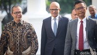 Dia tiba dengan mengenakan setelan jas lengkap. Dengan pakaian berwarna hitam dengan dalaman kemeja putih dan dasi biru.