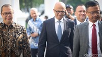 Kunjungan Satya Nadella dilakukan setelah sebelumnya CEO Apple Tim Cook melakukan pertemuan dengan Jokowi sekitar 2 minggu lalu. Dengan kunjungan Nadella, sudah dua bos raksasa elektronik Amerika Serikat yang bertemu Jokowi di akhir masa jabatannya.