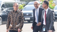 CEO Microsoft Satya Nadella (tengah) tiba di Istana Negara, Jakarta, Selasa (30/4/2024).