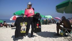 Potret Persiapan Jelang Konser Gratis Madonna di Pantai Brasil Potret Persiapan Jelang Konser Gratis Madonna di Pantai Brasil