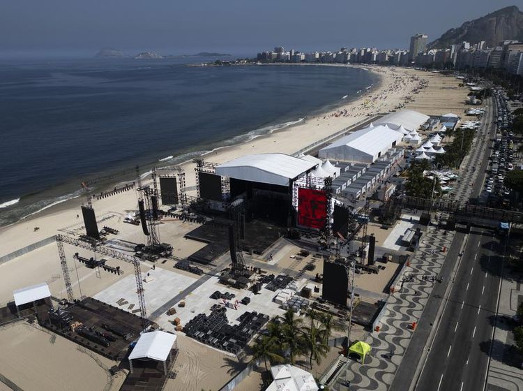 Potret Persiapan Jelang Konser Gratis Madonna di Pantai Brasil