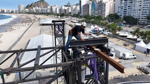 Gambar drone menunjukkan ruang di depan Copacabana Palace Hotel sudah disediakan untuk persiapan panggung, di mana para pekerja dan mesin sedang bekerja. REUTERS/Pilar Olivares  