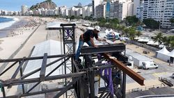 Potret Persiapan Jelang Konser Gratis Madonna di Pantai Brasil Potret Persiapan Jelang Konser Gratis Madonna di Pantai Brasil