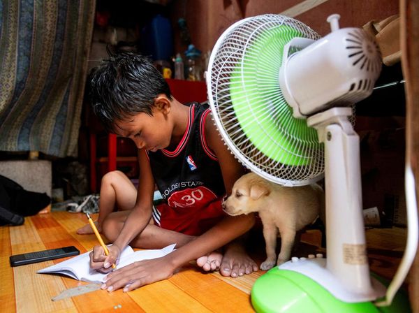 Potret Siswa Filipina Belajar di Rumah Gegara Cuaca Panas Ekstrem