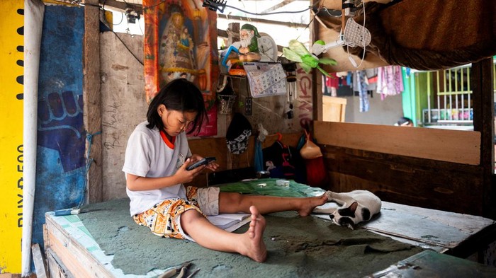 Potret Siswa Filipina Belajar di Rumah Gegara Cuaca Panas Ekstrem A student answers his learning module following the suspension of in-person classes, inside his house in Manila, Philippines, April 26, 2024. REUTERS/Lisa Marie David