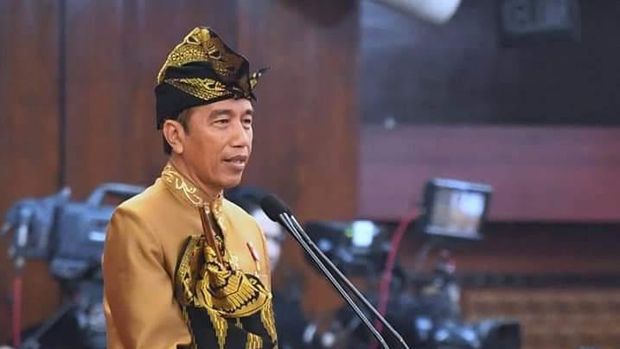 Presiden Jokowi saat mengenakan baju adat Sasak Lombok.