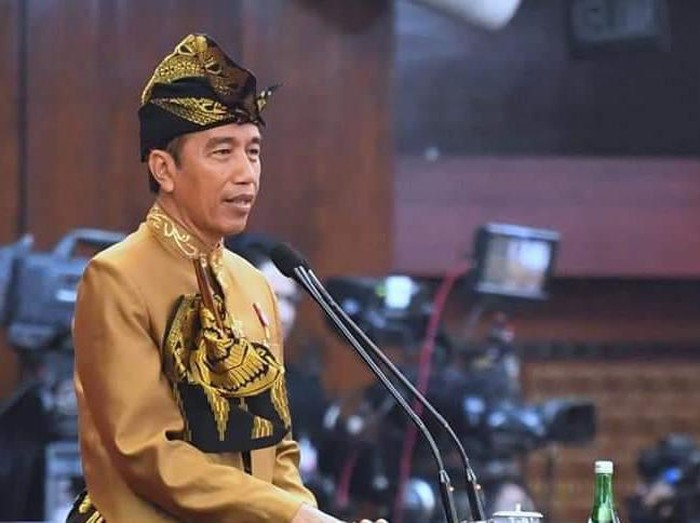 Presiden Jokowi saat mengenakan baju adat Sasak Lombok.