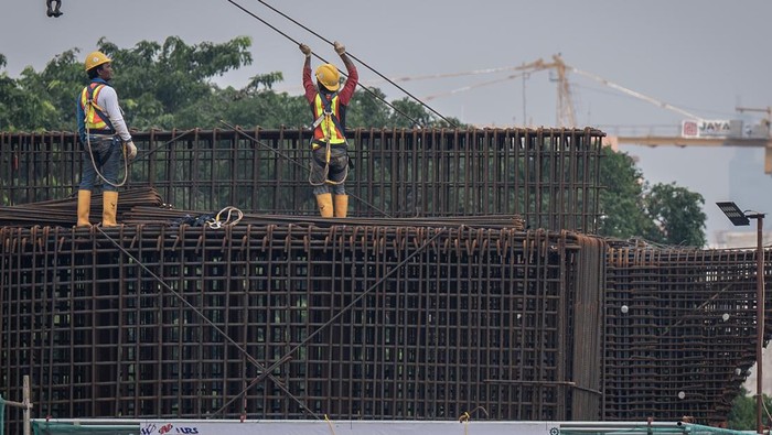Progres pembangunan LRT Jakarta Fase 1B Sejumlah pekerja menyelesaikan proyek pembangunan jalur kereta ringan atau Light Rail Transit (LRT) Jakarta fase 1B rute Velodrome-Manggarai di Rawamangun, Jakarta, Selasa (30/4/2024). Menurut PT Jakarta Propertindo (JakPro) proyek LRT Jakarta fase 1B sepanjang 6,4 kilometer itu mencapai progress pembangunan sebesar 10,42 persen dan ditargetkan pada September 2024 masuk tahap tes track. ANTARA FOTO/Bayu Pratama S/Spt.