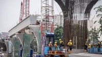 Sejumlah pekerja menyelesaikan proyek pembangunan jalur kereta ringan atau Light Rail Transit (LRT) Jakarta fase 1B rute Velodrome-Manggarai di Rawamangun, Jakarta, Selasa (30/4/2024).