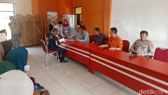 Proses penyaluran bantuan terhadap penyintas gempa di Sumedang