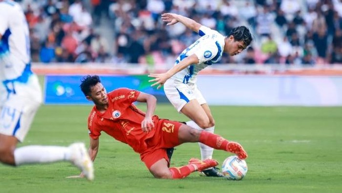 Duel Persija vs PSIS di stadion Gelora Bunga Karno, Jakarta.