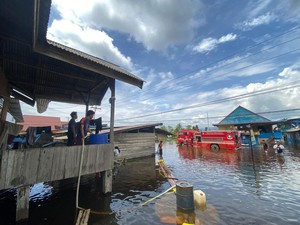 PT SEI & PT GNI Beri Bantuan Air Bersih-Vitamin ke Warga Terdampak Banjir
