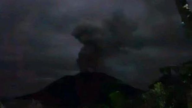 Pusat Vulkanologi dan Mitigasi Bencana Geologi (PVMBG) melaporkan Gunung Ruang di Kabupaten Sitaro, Sulawesi Utara, kembali erupsi. Status Gunung Ruang kembali naik jadi level IV atau awas. Gunung Ruang erupsi pukul 02.35 WIB pada Selasa (30/4/2024). (Dok. PVMBG)