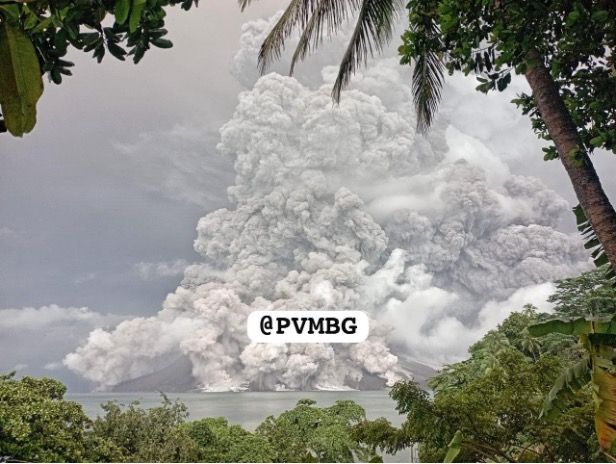 Pusat Vulkanologi dan Mitigasi Bencana Geologi (PVMBG) melaporkan Gunung Ruang di Kabupaten Sitaro, Sulawesi Utara, kembali erupsi. Status Gunung Ruang kembali naik jadi level IV atau awas. Gunung Ruang erupsi pukul 02.35 WIB pada Selasa (30/4/2024). (Dok. PVMBG)