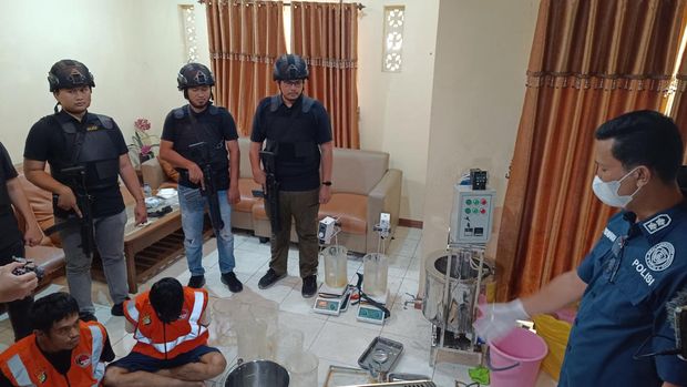 Puslabfor Olah TKP Home Industry Narkoba Sinte di Sentul Bogor (Rizky Adha-detikcom)