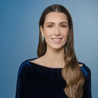 Ungkapan selamat ulang tahun yang penuh kebahagiaan mengalir untuk Putri Rajwa Al Hussein, yang memasuki usia 30 tahun pada Sabtu (28/4/2024z Sebagai momen spesial tersebut, Kerajaan Yordania merilis beberapa foto baru istri Pangeran Hussein. Dalam foto tersebut tampak Putri Rajwa memakai gaun beluderu warna biru. Dia tampil dengan anting berlian yang berkilau. Foto: Dok. Kerajaan Yordania