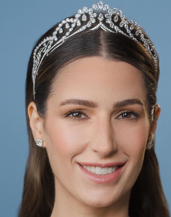 Tiara tersebut memiliki pesan tersembunyi dengan kaligrafi Arab dengan tulisan: Rajwa min Allah yang artinya Harapan Allah sesuai dengan arti nama Putri Rajwa. Foto: Dok. Kerajaan Yordania
