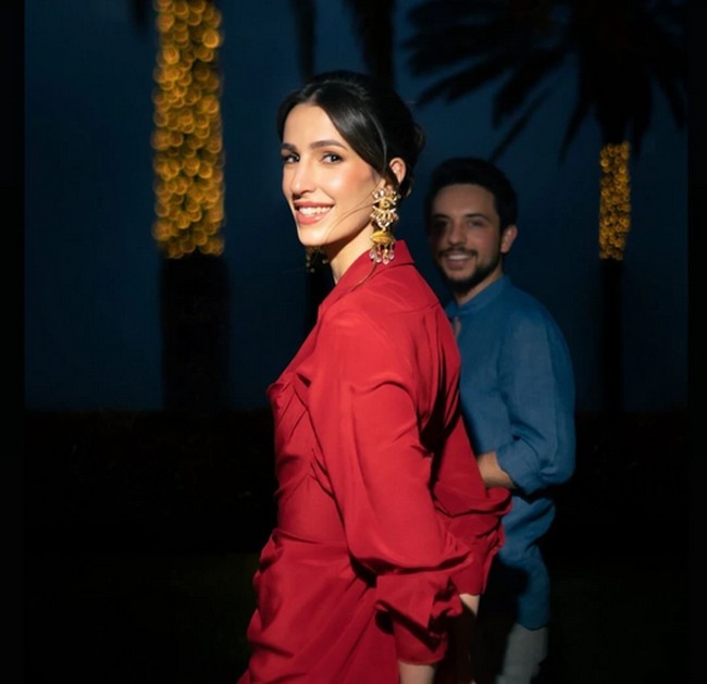 Ulang tahun Putri Rajwa tentu juga dirayakan oleh sang suami. Dalam postingan di Instagram, ia membagikan potret mesra keduanya selagi memberi ucapan cinta.Foto: Dok. Kerajaan Yordania