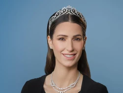 Potret Cantik Putri Yordania Ultah ke-30, Pakai Tiara dengan Tulisan Arab