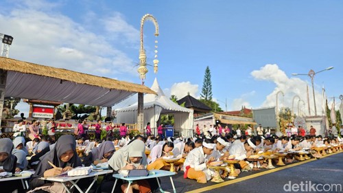 Ratusan siswa mengikuti lomba nyurat (menulis) aksara Bali dalam rangka Festival Semarapura ke-6 di Kabupaten Klungkung, Bali, Selasa (30/4/2024). (Foto: Putu Krista/detikBali)