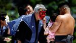 Ritual Unik Bayi Sumo Menangis di Jepang
