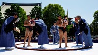 Para orang tua sengaja datang ke kuil untuk mengikuti sertakan bayi mereka di ritual yang telah ada berabad-abad ini.