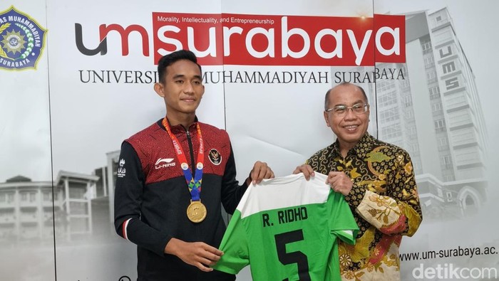 Rizky Ridho saat diberi penghargaan oleh Rektor UM Surabaya.