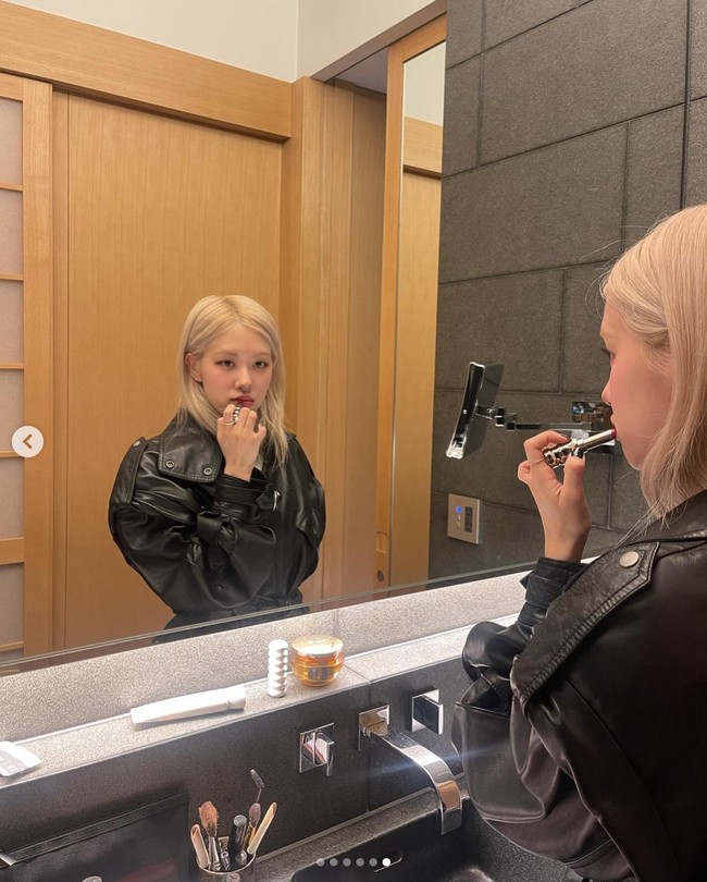 Tampak pula beberapa produk Sulwhasoo di dekat cermin, brand skincare high-end Korea Selatan. Rose BLACKPINK didapuk menjadi global ambassador Sulwhasoo menyusul jejak Song Hye Kyo pada 2022. Foto: dok. Instagram @roses_are_rosie