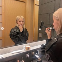 Tampak pula beberapa produk Sulwhasoo di dekat cermin, brand skincare high-end Korea Selatan. Rose BLACKPINK didapuk menjadi global ambassador Sulwhasoo menyusul jejak Song Hye Kyo pada 2022. Foto: dok. Instagram @roses_are_rosie