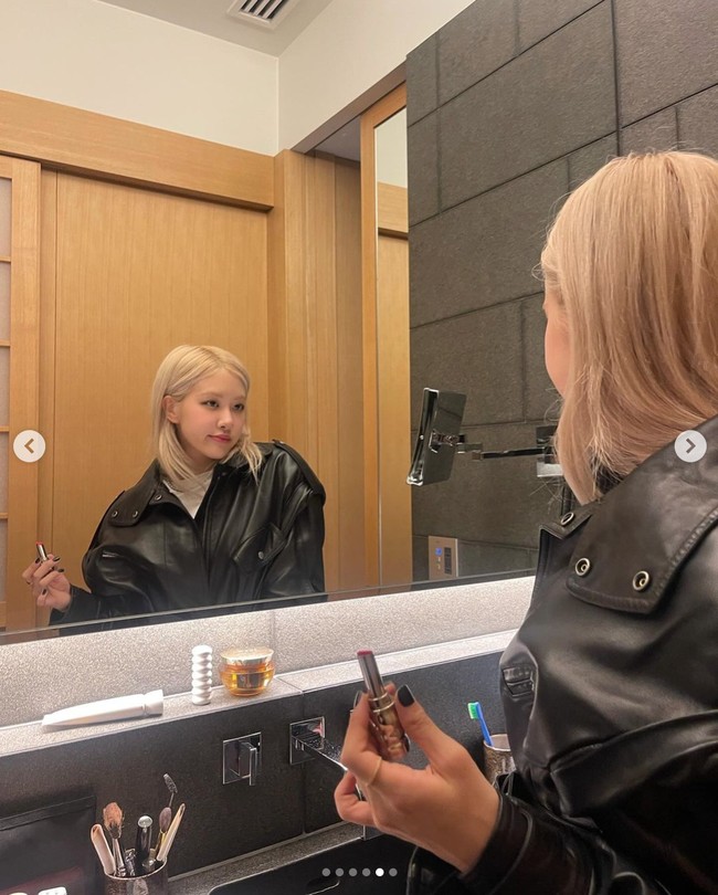 Lewat postingannya, Rose BLACKPINK memamerkan rambut baru sekaligus mempromosikan lipstik YSL Beauty selaku global ambassador Saint Laurent. Foto: dok. Instagram @roses_are_rosie
