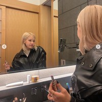 Lewat postingannya, Rose BLACKPINK memamerkan rambut baru sekaligus mempromosikan lipstik YSL Beauty selaku global ambassador Saint Laurent. Foto: dok. Instagram @roses_are_rosie