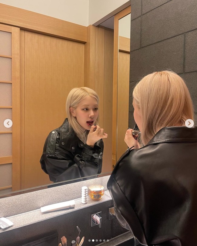 Rose BLACKPINK membagikan penampilan barunya di Instagram. Vokalis utama BLACKPINK itu kini punya potongan rambut sebahu dengan sentuhan layer. Foto: dok. Instagram @roses_are_rosie